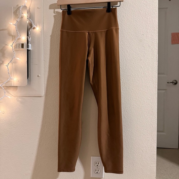 Alo Yoga 7/8 High-Waist Airlift leggings in the color Cinnamon Brown